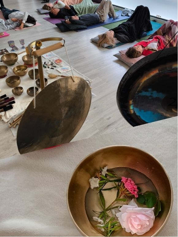 Bain sonore collectif avec gongs et bols tibétains